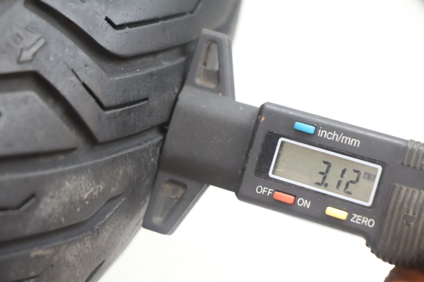 photo de CERCHIO ANTERIORE E PNEUMATICO PEUGEOT SATELIS 125 (2006 - 2009) - Focus sulla struttura