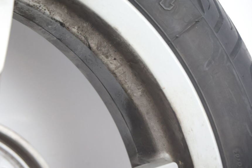 photo de CERCHIO ANTERIORE E PNEUMATICO PEUGEOT SATELIS 125 (2006 - 2009) - Primo piano tecnico