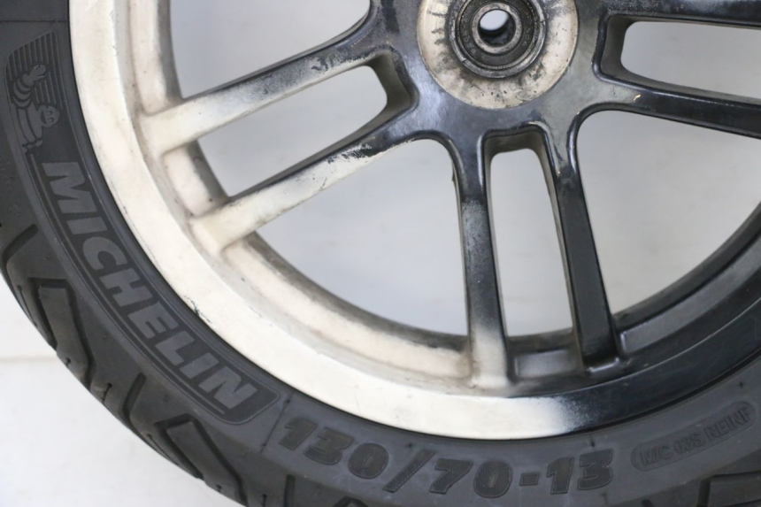 photo de CERCHIO ANTERIORE E PNEUMATICO PEUGEOT SPEEDFIGHT 4 4T EFI 50 (2021 - 2025) - Caratteristiche distintive