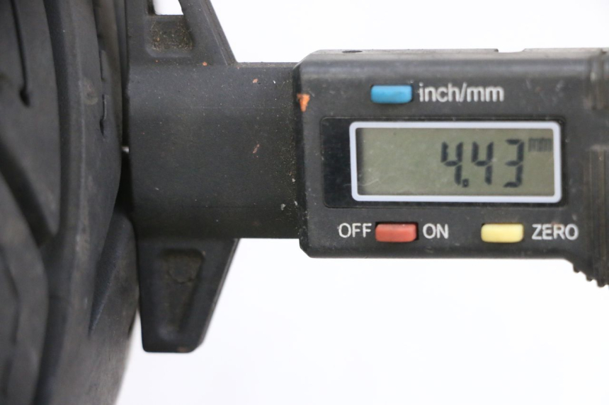 photo de CERCHIO ANTERIORE E PNEUMATICO PEUGEOT SPEEDFIGHT 4 4T EFI 50 (2021 - 2025) - Zoom sullo stato d'uso