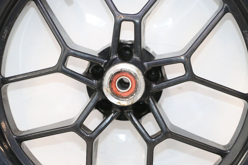 photo de CERCHIO ANTERIORE E PNEUMATICO APRILIA SR 2T 50 (2012 - 2017) - Focus sulla struttura