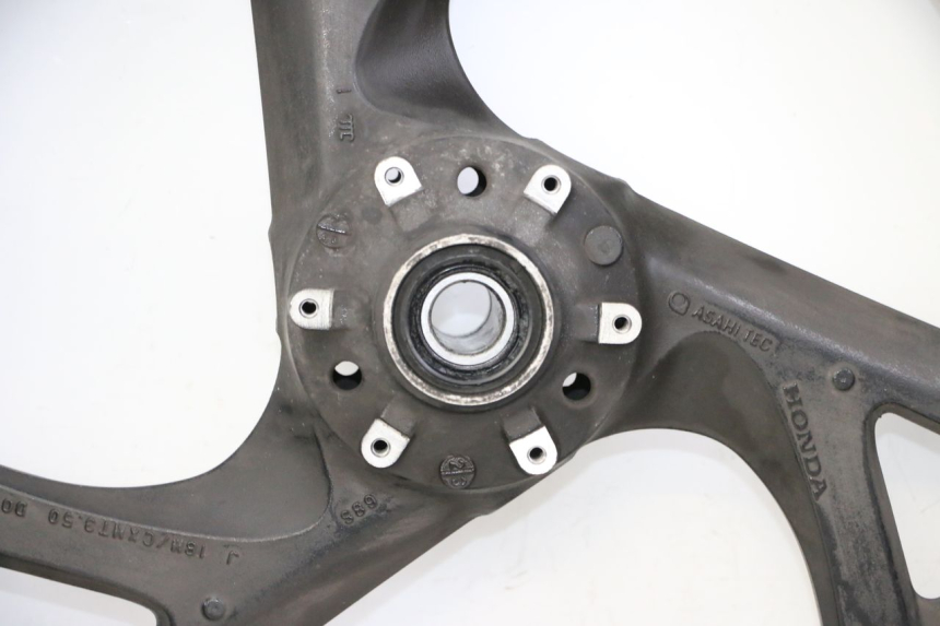 photo de CERCHIO ANTERIORE E PNEUMATICO HONDA ST PAN EUROPEAN 1300 (2002 - 2013) - Primo piano ad alta risoluzione