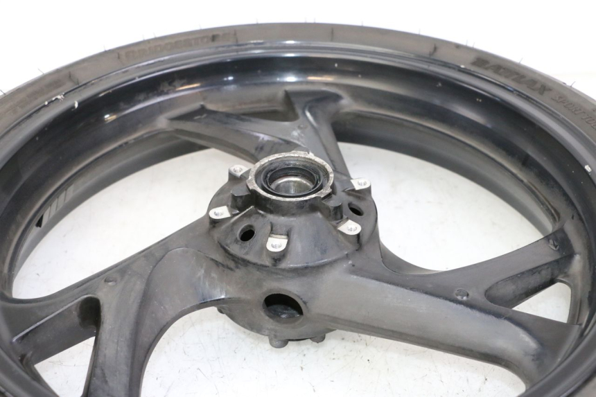 photo de CERCHIO ANTERIORE E PNEUMATICO HONDA ST PAN EUROPEAN 1300 (2002 - 2013) - Zoom sullo stato d'uso