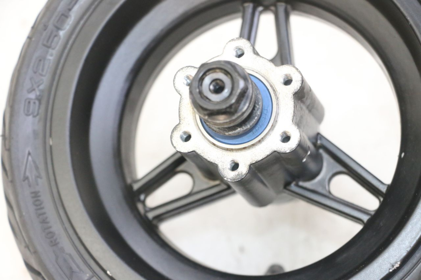 photo de CERCHIO ANTERIORE E PNEUMATICO NAMI STELLAR 1 - Stato della superficie e materiale