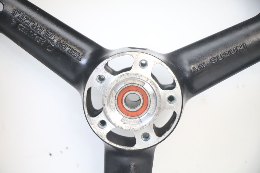 photo de CERCHIO ANTERIORE E PNEUMATICO SUZUKI GSF S BANDIT 600 (2000 - 2004) - Primo piano tecnico