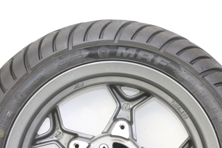 photo de CERCHIO ANTERIORE E PNEUMATICO APRILIA SXR 50 (2021 - 2023) - Caratteristiche distintive