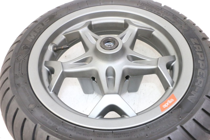 photo de CERCHIO ANTERIORE E PNEUMATICO APRILIA SXR 50 (2021 - 2023) - Zoom sullo stato d'uso