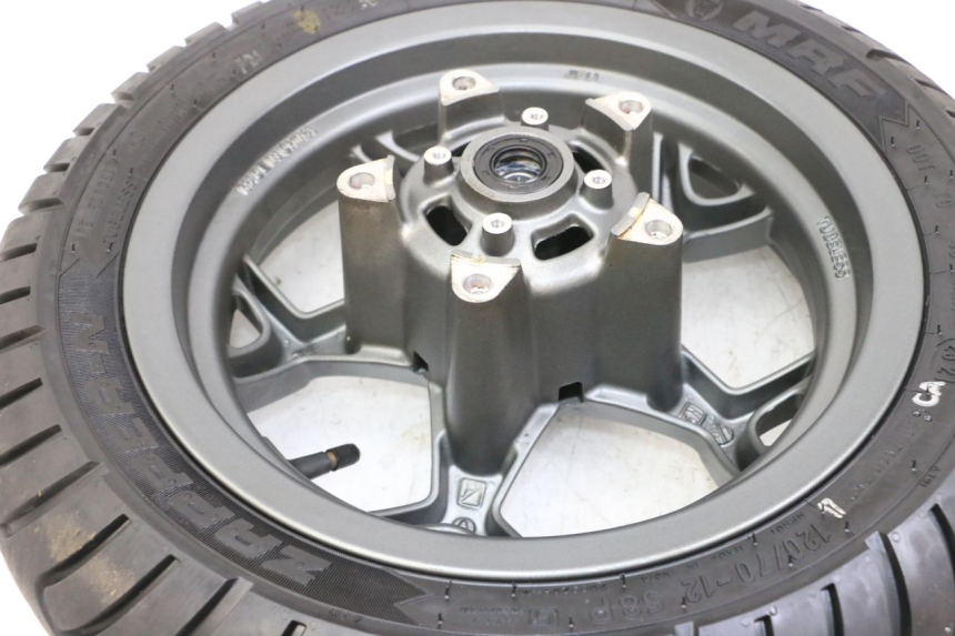 photo de CERCHIO ANTERIORE E PNEUMATICO APRILIA SXR 50 (2021 - 2023) - Altra angolazione