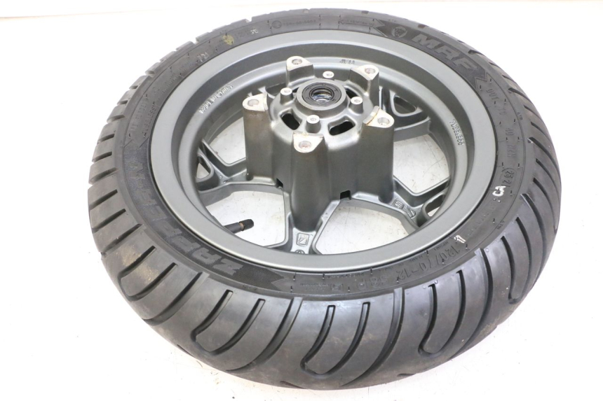 photo de CERCHIO ANTERIORE E PNEUMATICO APRILIA SXR 50 (2021 - 2023) - Primo piano tecnico