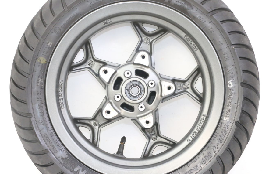 photo de CERCHIO ANTERIORE E PNEUMATICO APRILIA SXR 50 (2021 - 2023) - Marcature e riferimenti originali