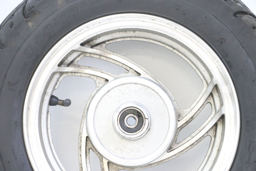 photo de CERCHIO ANTERIORE E PNEUMATICO PEUGEOT V-CLIC VCLIC 50 (2007 - 2013) - Zoom sullo stato d'uso