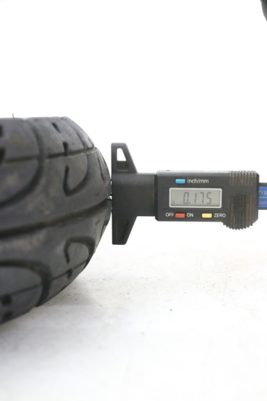 photo de CERCHIO ANTERIORE E PNEUMATICO PEUGEOT V-CLIC VCLIC 50 (2007 - 2013) - Dettagli dei punti di fissaggio