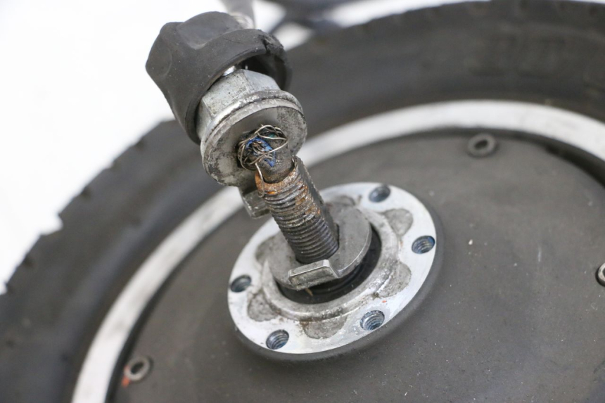 photo de CERCHIO ANTERIORE E PNEUMATICO DUALTRON VICTOR LIMITED 1 - Ispezione visiva dettagliata