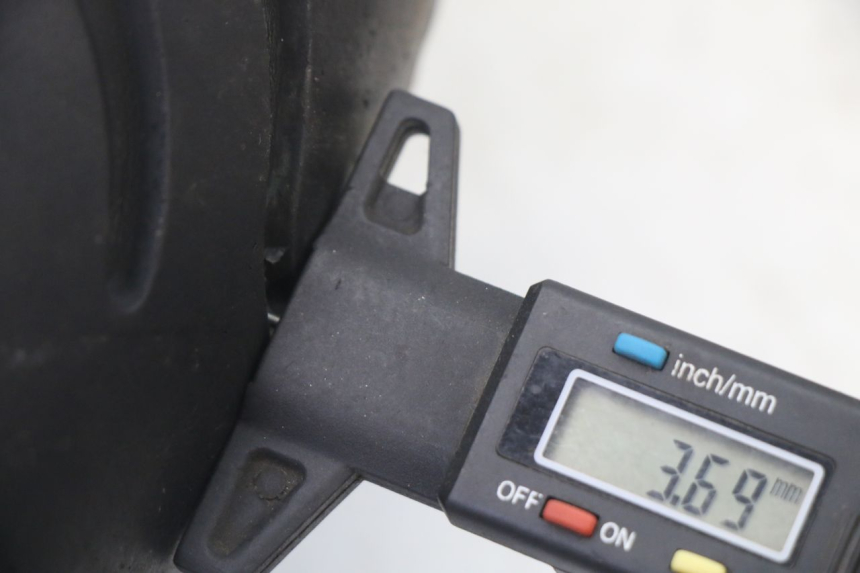 photo de CERCHIO ANTERIORE E PNEUMATICO PEUGEOT VIVACITY NEW 2T 50 (2008 - 2017) - Primo piano ad alta risoluzione