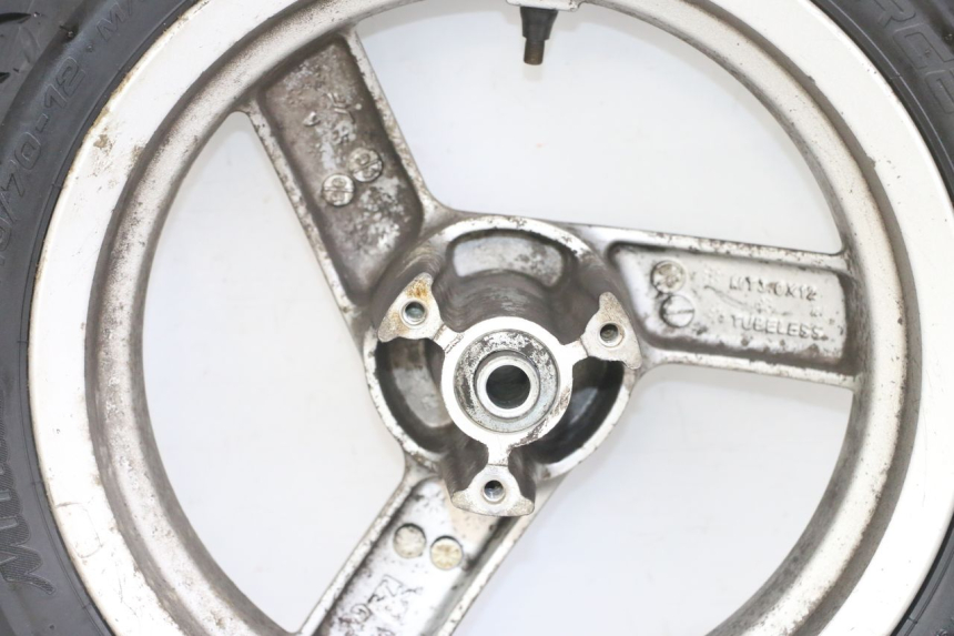 photo de CERCHIO ANTERIORE E PNEUMATICO PEUGEOT VIVACITY NEW 2T 50 (2008 - 2017) - Primo piano ad alta risoluzione