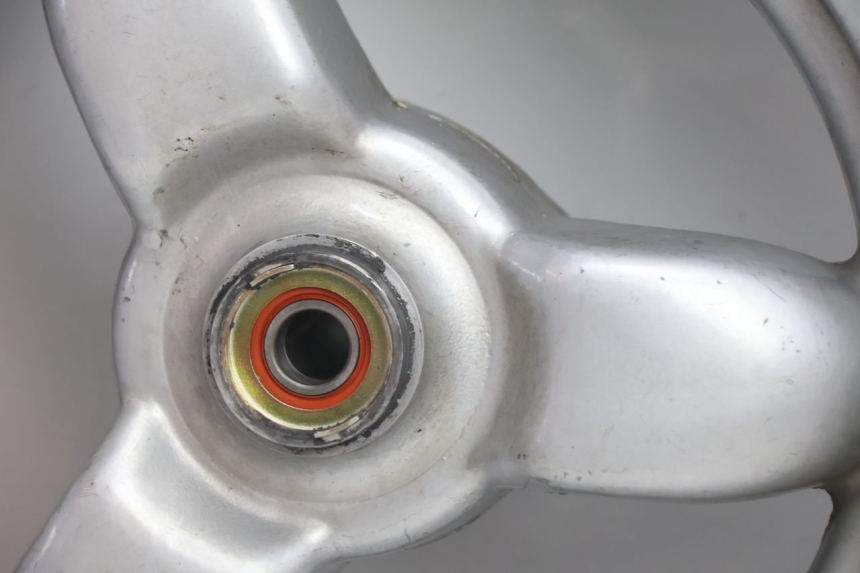 photo de CERCHIO ANTERIORE E PNEUMATICO PEUGEOT VIVACITY 50 (1998 - 2003) - Altra angolazione