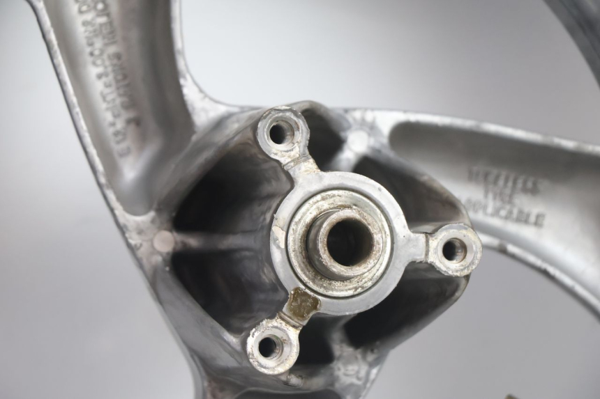 photo de CERCHIO ANTERIORE E PNEUMATICO PEUGEOT VIVACITY 50 (2004 - 2009) - Ricambio usato controllato