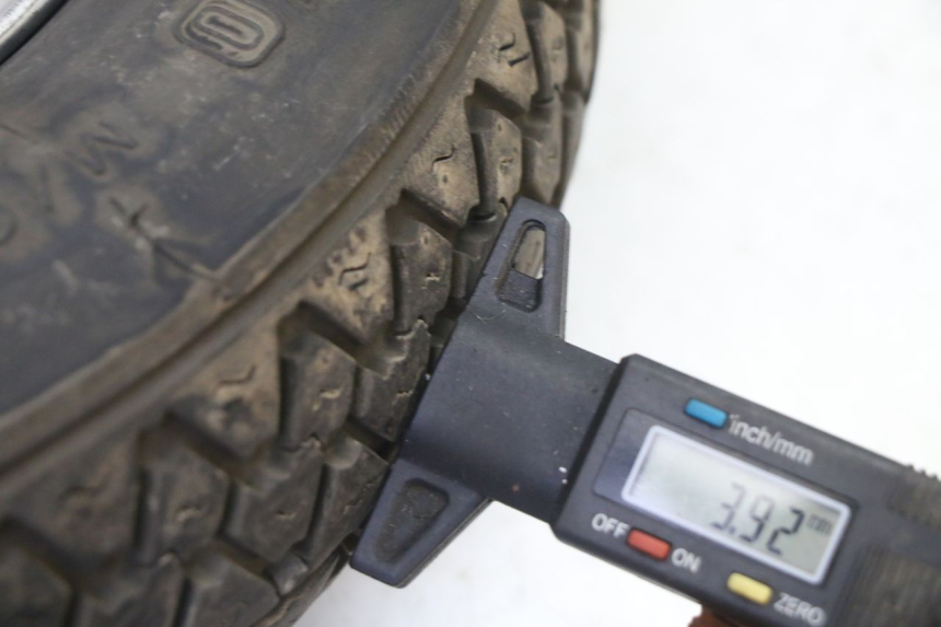 photo de CERCHIO ANTERIORE E PNEUMATICO MBK WAAP 125 (2008 - 2013) - Primo piano ad alta risoluzione