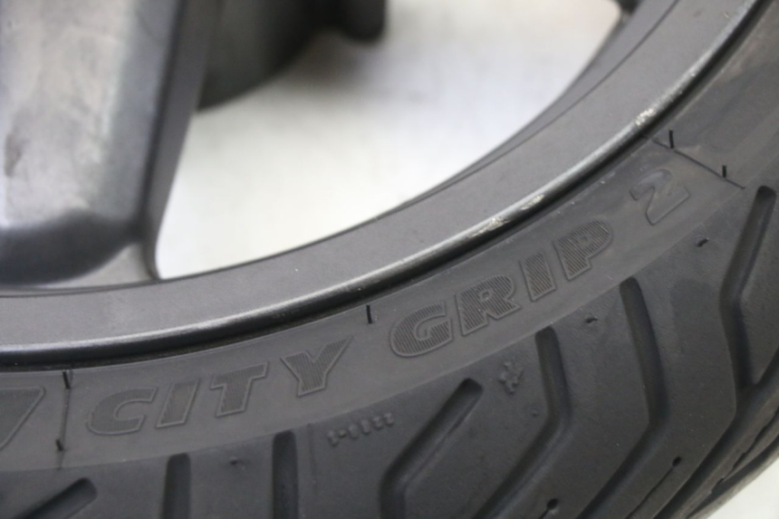 photo de CERCHIO ANTERIORE E PNEUMATICO YAMAHA X-MAX XMAX 125 (2010 - 2013) - Caratteristiche distintive