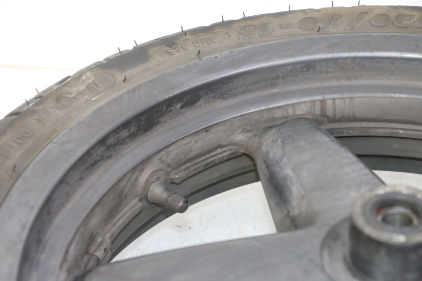 photo de CERCHIO ANTERIORE E PNEUMATICO YAMAHA X-MAX XMAX 125 (2010 - 2013) - Primo piano ad alta risoluzione