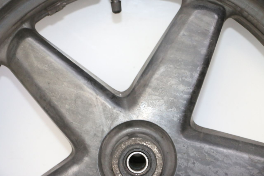 photo de CERCHIO ANTERIORE E PNEUMATICO YAMAHA X-MAX XMAX 125 (2010 - 2013) - Ispezione visiva dettagliata