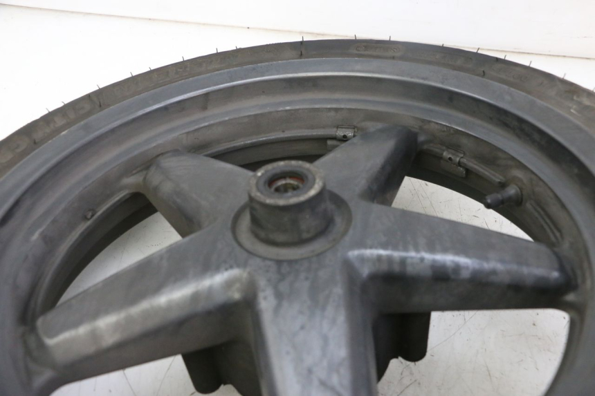 photo de CERCHIO ANTERIORE E PNEUMATICO YAMAHA X-MAX XMAX 125 (2010 - 2013) - Zoom sullo stato d'uso