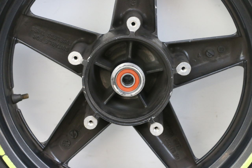 photo de CERCHIO ANTERIORE E PNEUMATICO YAMAHA XMAX X-MAX 125 (2006 - 2009) - Zoom sui componenti