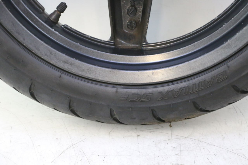 photo de CERCHIO ANTERIORE E PNEUMATICO YAMAHA XMAX X-MAX 125 (2006 - 2009) - Caratteristiche distintive