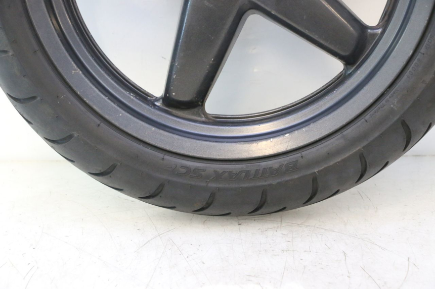 photo de CERCHIO ANTERIORE E PNEUMATICO YAMAHA XMAX X-MAX 125 (2006 - 2009) - Ispezione visiva dettagliata