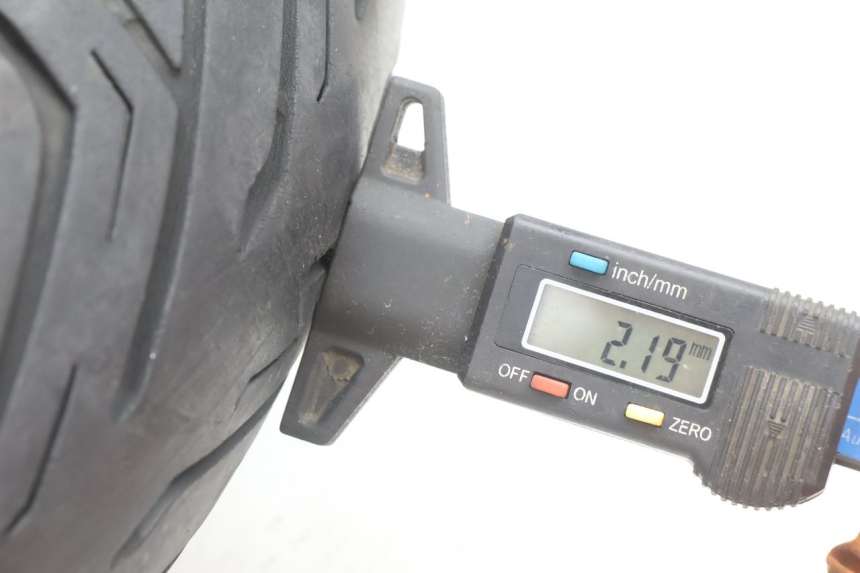 photo de CERCHIO ANTERIORE E PNEUMATICO YAMAHA X-MAX XMAX 125 (2010 - 2013) - Ispezione visiva dettagliata
