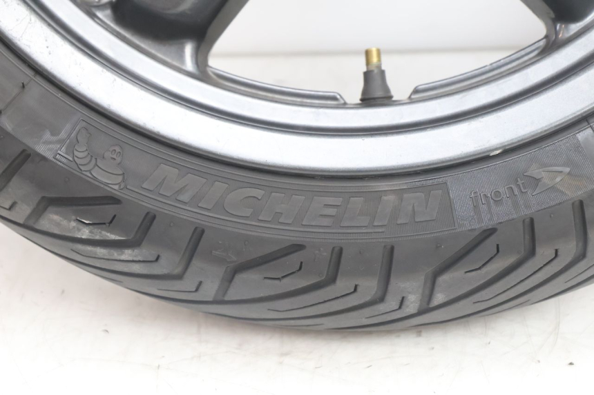 photo de CERCHIO ANTERIORE E PNEUMATICO YAMAHA X-MAX XMAX 125 (2010 - 2013) - Focus sulla struttura