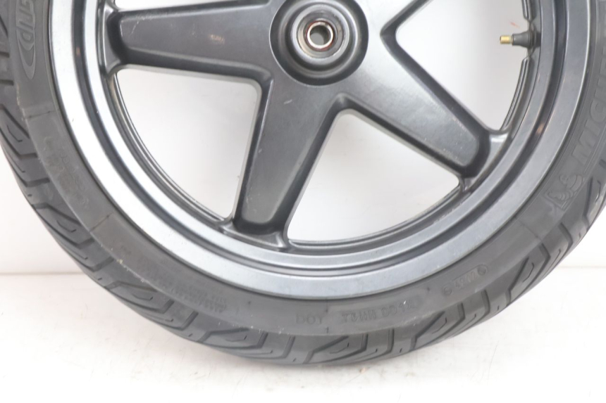 photo de CERCHIO ANTERIORE E PNEUMATICO YAMAHA X-MAX XMAX 125 (2010 - 2013) - Zoom sullo stato d'uso