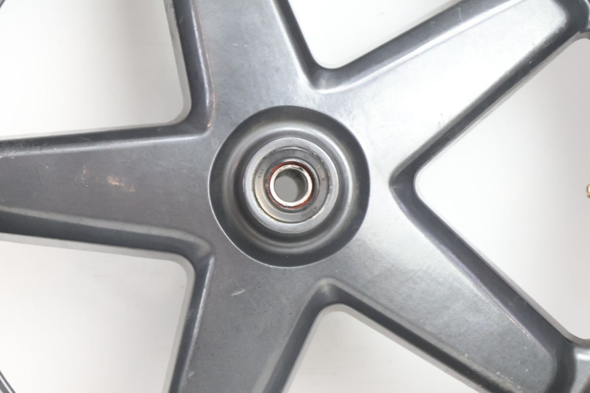 photo de CERCHIO ANTERIORE E PNEUMATICO YAMAHA X-MAX XMAX 125 (2010 - 2013) - Altra angolazione