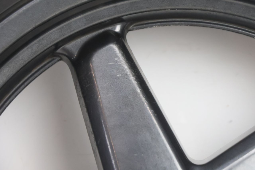 photo de CERCHIO ANTERIORE E PNEUMATICO YAMAHA X-MAX XMAX 125 (2010 - 2013) - Primo piano tecnico