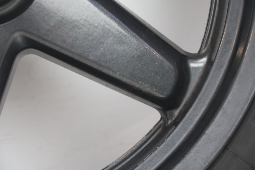 photo de CERCHIO ANTERIORE E PNEUMATICO YAMAHA X-MAX XMAX 125 (2010 - 2013) - Stato della superficie e materiale