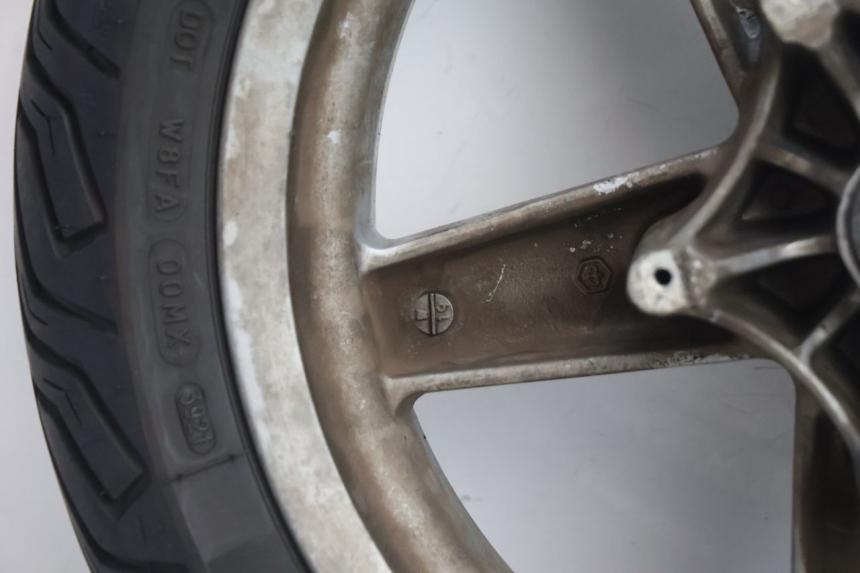 photo de CERCHIO ANTERIORE E PNEUMATICO PIAGGIO X8 STREET 125 (2006 - 2007) - Caratteristiche distintive