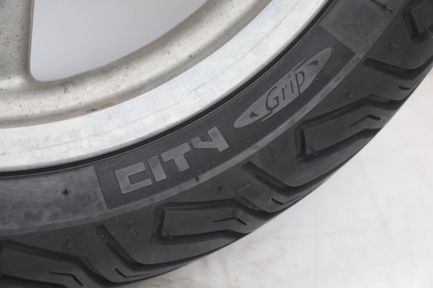 photo de CERCHIO ANTERIORE E PNEUMATICO PIAGGIO X8 STREET 125 (2006 - 2007) - Focus sulla struttura