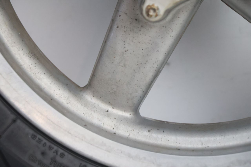 photo de CERCHIO ANTERIORE E PNEUMATICO PIAGGIO X8 STREET 125 (2006 - 2007) - Primo piano tecnico
