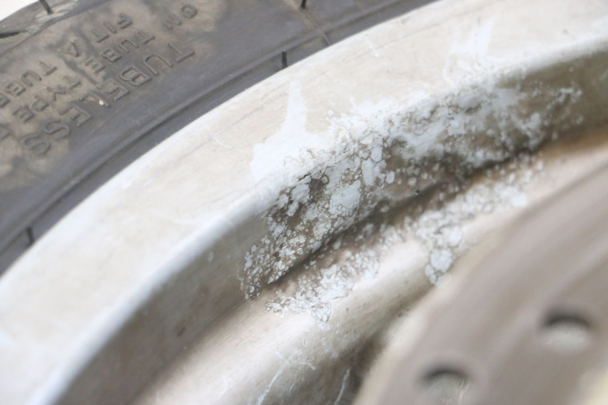 photo de CERCHIO ANTERIORE E PNEUMATICO PIAGGIO X9 EVOLUTION 125 (2003 - 2007) - Zoom sullo stato d'uso