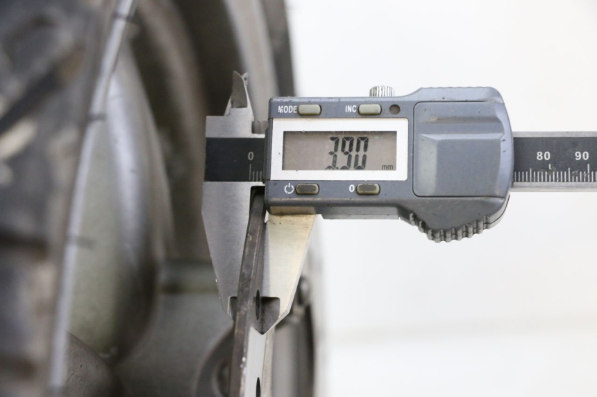 photo de CERCHIO ANTERIORE E PNEUMATICO PIAGGIO X9 EVOLUTION 125 (2003 - 2007) - Primo piano tecnico