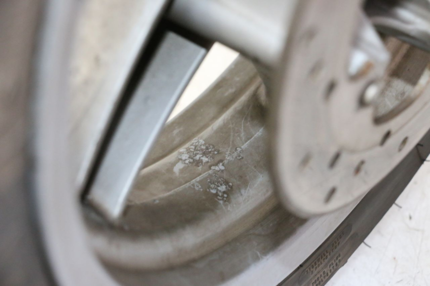 photo de CERCHIO ANTERIORE E PNEUMATICO PIAGGIO X9 EVOLUTION 125 (2003 - 2007) - Dettagli dei punti di fissaggio