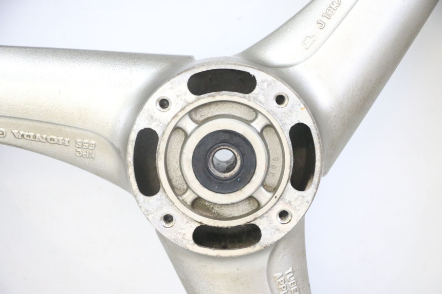 photo de CERCHIO ANTERIORE E PNEUMATICO HONDA XLV VARADERO 125 (2000 - 2006) - Focus sulla struttura