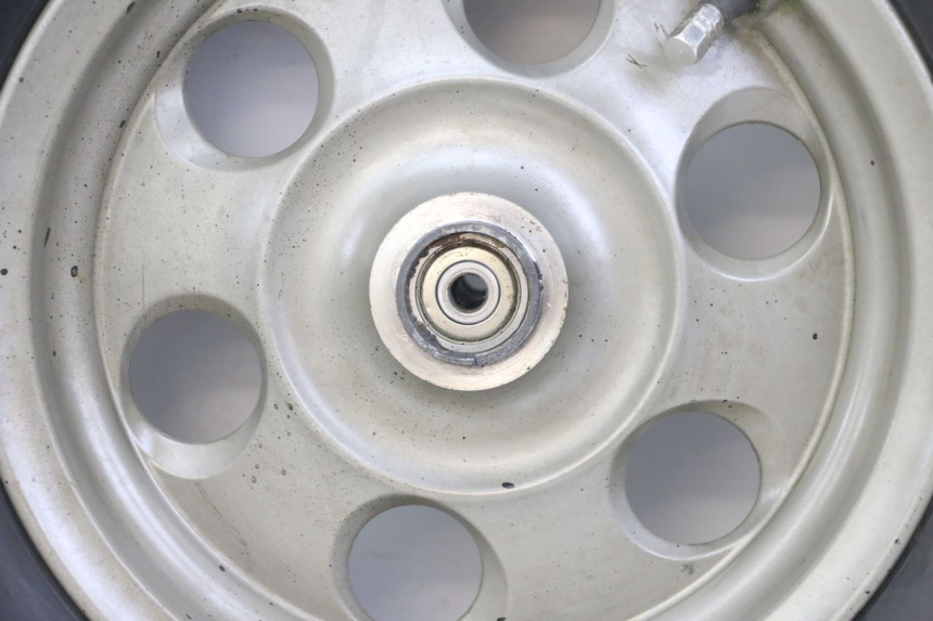 photo de CERCHIO ANTERIORE E PNEUMATICO YAMAHA BW'S NG NEXT GENERATION 50 (1996 - 2003) - Primo piano ad alta risoluzione