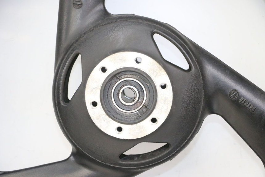 photo de CERCHIO ANTERIORE E PNEUMATICO YAMAHA FZS FAZER 600 (2001 - 2003) - Primo piano ad alta risoluzione