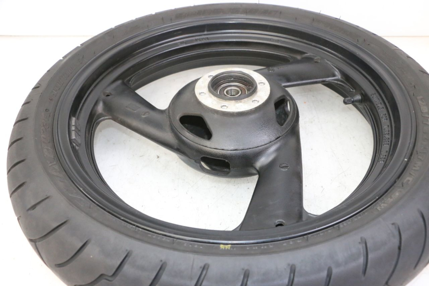 photo de CERCHIO ANTERIORE E PNEUMATICO YAMAHA FZS FAZER 600 (2001 - 2003) - Primo piano tecnico