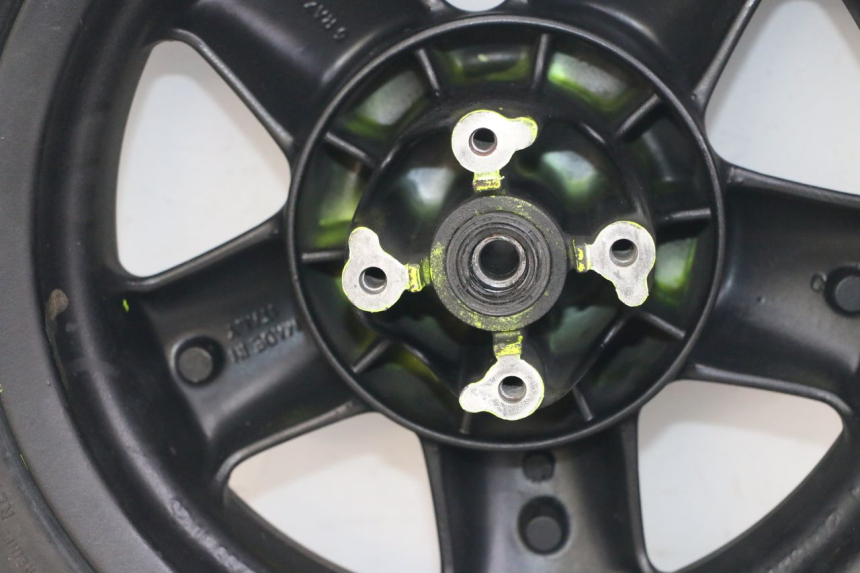 photo de CERCHIO ANTERIORE E PNEUMATICO YAMAHA YP MAJESTY 125 (2002 - 2006) - Caratteristiche distintive