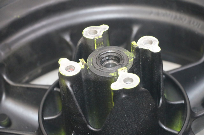 photo de CERCHIO ANTERIORE E PNEUMATICO YAMAHA YP MAJESTY 125 (2002 - 2006) - Vista d'insieme del prodotto