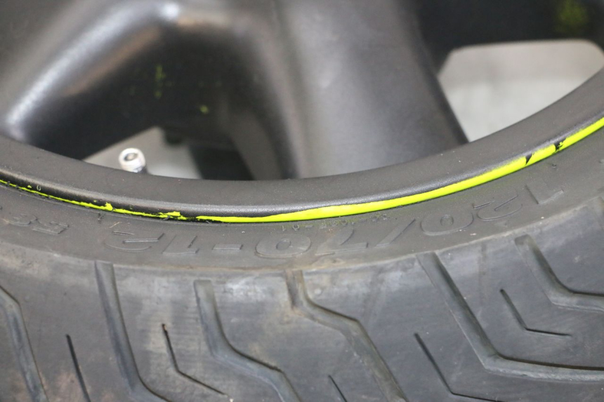 photo de CERCHIO ANTERIORE E PNEUMATICO YAMAHA YP MAJESTY 125 (2002 - 2006) - Stato della superficie e materiale