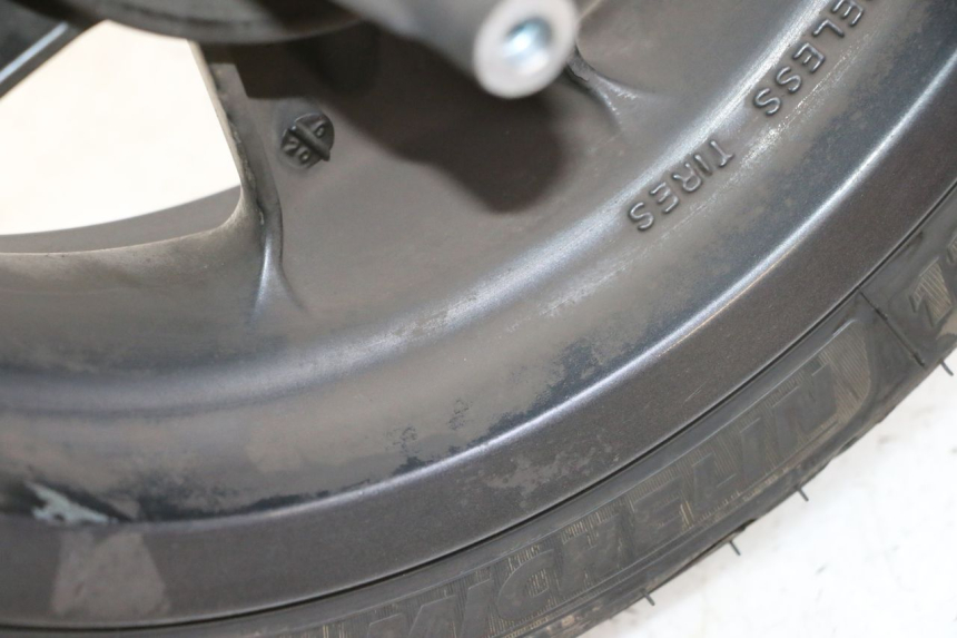 photo de CERCHIO ANTERIORE E PNEUMATICO YAMAHA YP MAJESTY 125 (2007 - 2010) - Primo piano tecnico