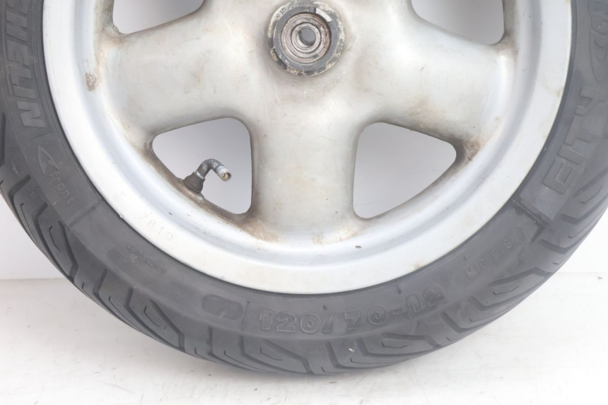 photo de CERCHIO ANTERIORE E PNEUMATICO YAMAHA YP MAJESTY 125 (2002 - 2006) - Zoom sullo stato d'uso